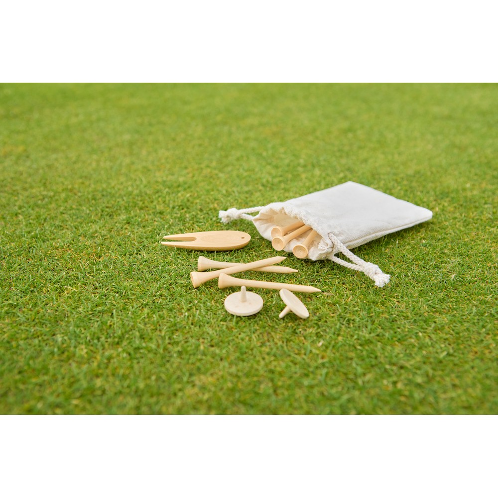 Set mit Golfzubehör aus Holz, bestehend aus 6 Holztees, 1 Bambus-Pitchgabel, 2 Holzmarkern, verpackt in einer Baumwolltasche mit Kordelzug und Anhänger im Inneren in Braun, Ansicht 5