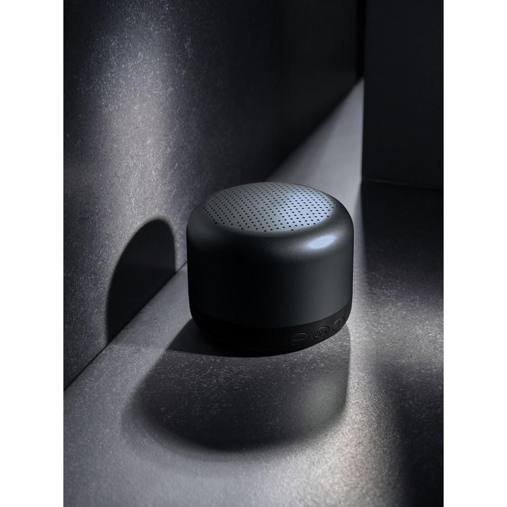 5W wireless speaker made with RCS (Recycled Claim Standard) certified recycled aluminium and ABS. Total recycled content: 35% based on total item weight. RCS certification ensures a completely certified supply chain of the recycled materials. Aluminium do