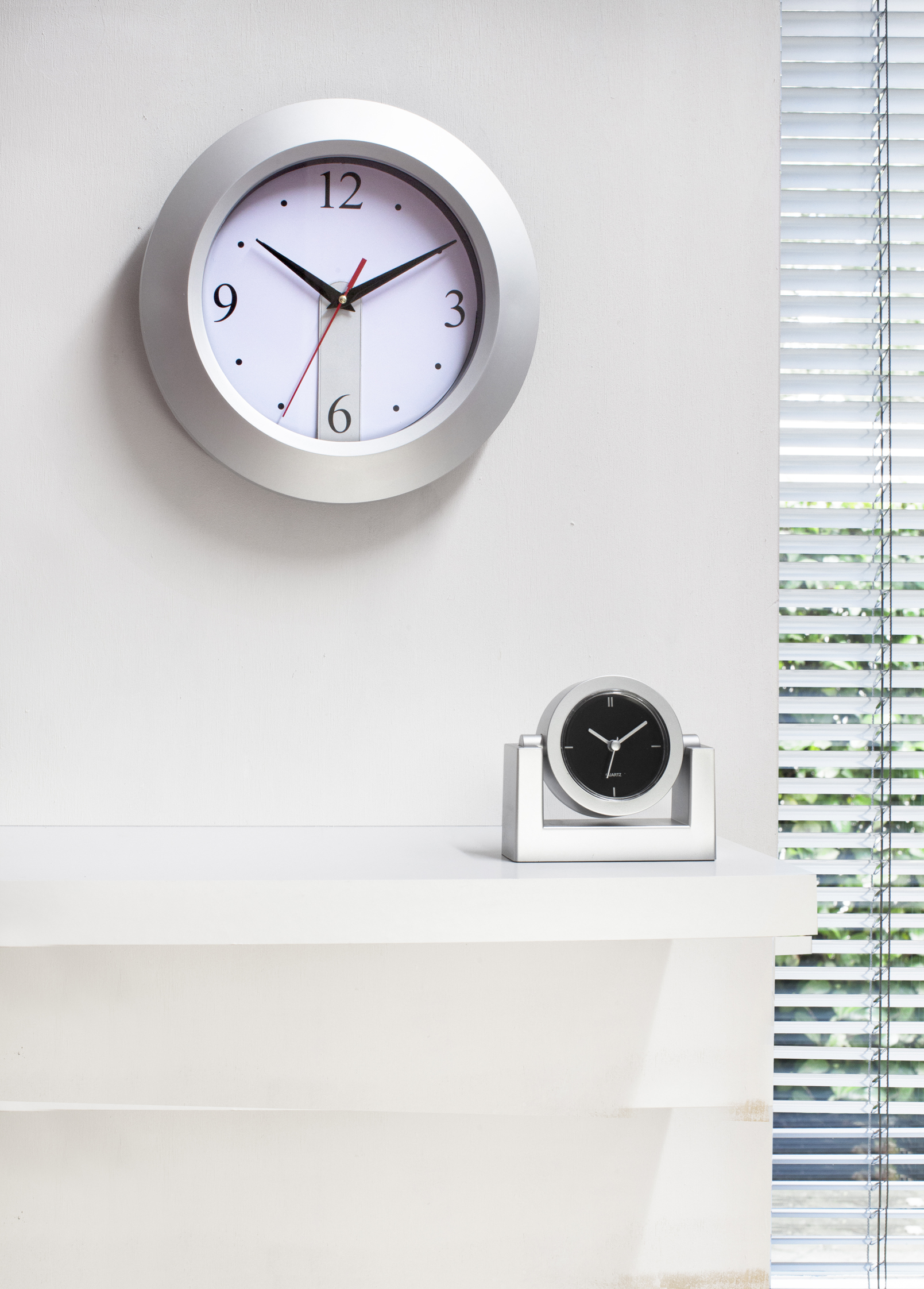 Wanduhr in Silber, Ansicht 2