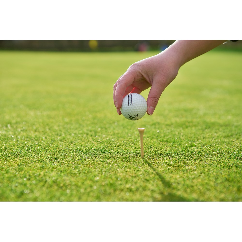 Set mit Golfzubehör aus Holz, bestehend aus 6 Holztees, 1 Bambus-Pitchgabel, 2 Holzmarkern, verpackt in einer Baumwolltasche mit Kordelzug und Anhänger im Inneren in Braun, Ansicht 6